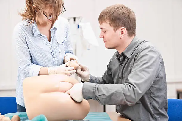 تشخیص تنگی مقعد؛ از معاینه فیزیکی بیمار تا مانومتری